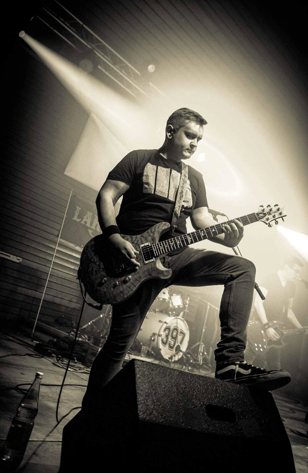 Lead-Gitarrist Sebastian Dräger bei einem Auftritt mit der saarländischen Punkband Larry Otter