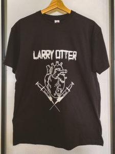 Merch T-Shirt von Larry Otter passend zum zweiten Studioalbum "Mauern"